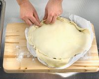 Faut-il laisser le papier cuisson des pâtes feuilletée ou brisée pour les tartes et les quiches ?