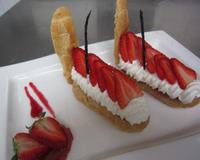 Eclair garnie de rhubarbe, crème au mascarpone et fraises.