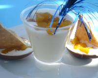 Du fromage blanc et des fruits, le tout servi dans un oeuf Kinder orné d'un petit beurre