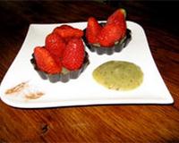 Une association fraise kiwi dans un fond de tarte en chocolat noir. Cette recette remporte le 7eme prix du concours Tartes & Co.
