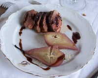 Magret et poire pochés au vin