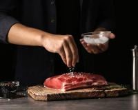 Grillades : je sale ma viande avant ou après cuisson ?