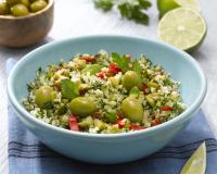 Salade de quinoa aux olives vertes comme un taboulé