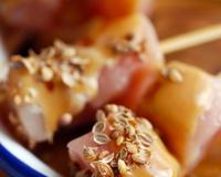De petites brochettes au goût de moutarde, relevées et parfumées !Une recette proposée par Dorian Nieto du blog 'Mais pourquoi est-ce que je…