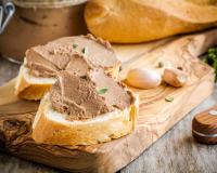 Économique et savoureuse : voici la recette de mousse de foie de volaille, parfaite pour votre apéritif de Noël !