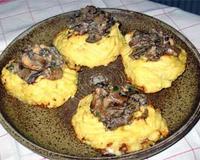 Purée de pommes de terre façonnée en forme de nids remplis de champignons à la crème