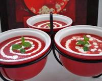 Avec l'arrivée du froid, quoi de mieux qu'une bonne soupe chaude, parfumée et colorée. une excellente soupe aux betteraves.