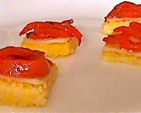 Des petits carrés de polenta mélangé à du beaufort ou brebis surmontés de lamelles beaufort /brebis et de lamelles poivrons à l'huile d'olive et herbes