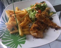 Filet de poulet pané, frites et salade