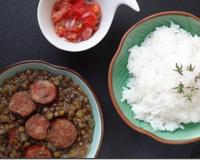 Voici les lentilles saucisses comme on le mange à la Réunion : avec du riz, et un rougail tomate.