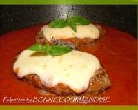 Cette recette permet de faire les steacks hachés d'une autre façon ... accompagnés d'une sauce tomate et d'un brin de basilic ....