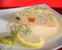 Une terrine individuelle qui cache une belle noix de St Jacques lovée dans son lit bicolore de poissons.