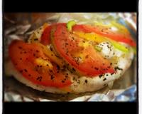 Papillote de poulet aux poivrons, tomates, citron et basilic en plats.