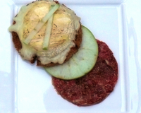 Petit fromage de vache type St Marcellin chaud et fondant sur pain d'épices, pomme acidulée et carpaccio de figues fraîches.