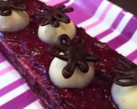 Gâteau tout rose aux fruits rouges