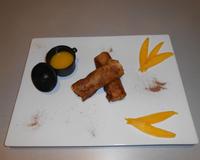 crêpe au froment fourrée au saint Marcelin avec petites de chocolat menthe fraîche hachée sauce mangue