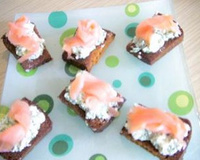 Toasts de pain d'épices sans gluten au saumon