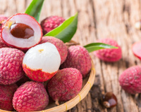 Voici la question à poser à votre primeur pour savoir comment choisir des litchis bien sucrés et juteux !