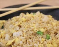 Un riz sauté, gourmand et savoureux, pour accompagner vos viandes et poissons à la mode Chinoise, un vrai délice, facile à préparer.