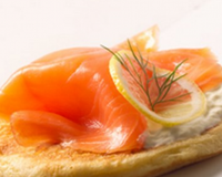 Une épatante recette Labeyrie de saumon fumé sur toast miel et fromage frais pour l'entrée ou l'apéritif