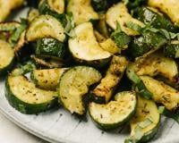 Cette salade marocaine avec 4 ingrédients va enfin donner du goût à vos courgettes !