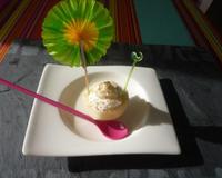 Poire avec son coulis de caramel et sa chantilly.