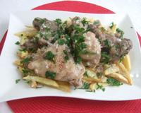 Poulet en sauce blanche et pois chiches accompagnés de frites épaisses