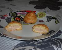 Ceux sont des gougères faites maison farcies avec du thon et de la mayonnaise