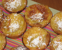 Fond de tartelette en feuilletage garni d'un appareil puis cuit au four. Sucrer au sucre glace, caraméliser. Coulis de fruits rouges en accompagnement