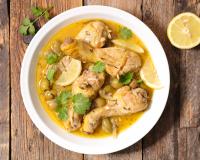 “Quand on ouvre la cocotte, on voyage” : Cyril Lignac partage sa recette du poulet au citron façon tajine