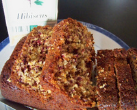 Cake aux fleurs d'hibiscus, amande et citron confit