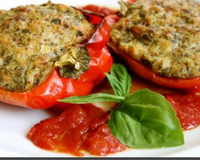 Poivrons farçis avec du haché de boeufaccompagnés de deux sauces.L'une piquante, l'autre douce