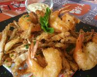 Mélange frit d'éperlans (aussi appelé petites fritures) et de crevettes fraîches achetés sur le port pour l'apèro et relevé à la menthe.