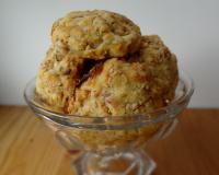 Cookies oignons, sésame et lard fumé