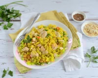 Riz sauté au poulet, légumes et amandes