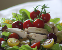 Salade rafraîchissante au poulet et aux tomates cerises