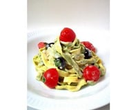 Fettuccine jaunes et vertes au chèvre frais, tomates, olives et herbes marinés