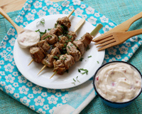 Brochettes de porc souvlaki au citron et herbes fraiches & Ktipiti