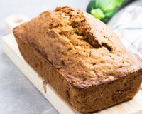 Laissez-vous séduire par ce cake tendre et moelleux parfumé au fromage de chèvre et aux courgettes... Recette vraiment très facile à…