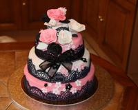 Ce wedding cake fait de trois étages de Victoria sponge cake, garni de swiss meringue buttercream (SMBC) au chocolat praliné et de SMBC arome framboise et framboises…