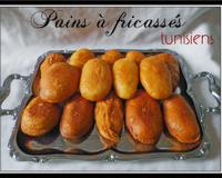 Petits pains fris, garnis de pomme de terre cuite à l'eau, thon, olives, harissa et oeufs durs... typiquement tunisien !