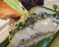 Turbot «André Moreau» glacé minute, jeunes poireaux, asperges vertes et jus de cuisson