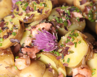 Salade tiède de Bonnottes de Noirmoutier aux algues et à la fleur de ciboulette