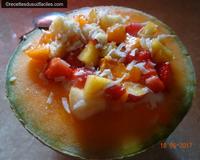 Une jolie salade de fruits incorporée dans un melon pour un dessert léger et gouteux. A servir très frais, une façon originale de déguster…