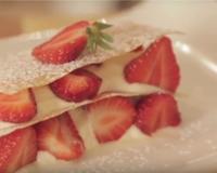 Un délicieux mille-feuilles croustillant de feuilles de brick, agrémenté de chantilly et quelques fruits de saison, c'est hyper facile, et tellement bon !