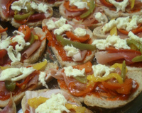 Tartines jambon fumé, poivrons, mozarella et confiture de poivrons