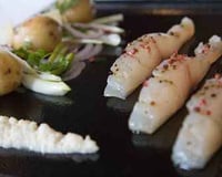 Pommes de terre Grenailles de l'ile de ré au raifort, épaisses tranches de daurade à cru