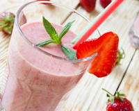 Milkshake aux fraises avec glace et feuilles de menthe