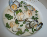 Soupe thaï lait de coco, crevettes et palourdes