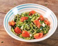 En 15 minutes top chrono :  voici comment réaliser cette recette de spaghetti de courgettes, pesto et fêta !